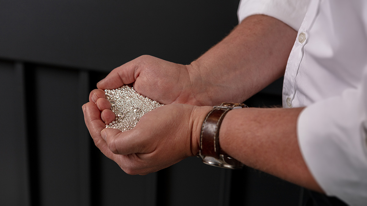 Hand voll mit Silbergranulat