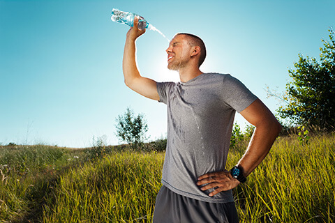 Sportler am trinken - benötigt mehr Magnesium Calcium