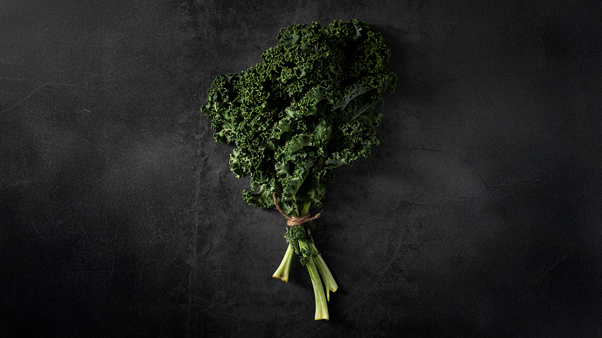 Gesunder Grünkohl / Federkohl abgebildet auf einer Schieferplatte