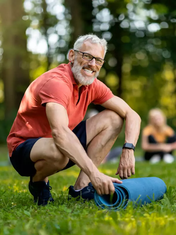 Biene und Schmetterling auf einer Bl&uuml;te &ndash; Symbol f&uuml;r Honig/Bl&uuml;tenpollen (Energie/Stoffwechsel)