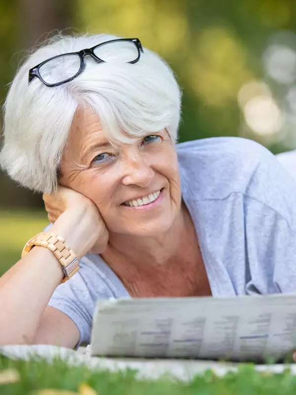 Biene und Schmetterling auf einer Bl&uuml;te &ndash; Symbol f&uuml;r Honig/Bl&uuml;tenpollen (Energie/Stoffwechsel)