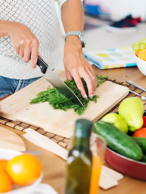 Biene und Schmetterling auf einer Bl&uuml;te &ndash; Symbol f&uuml;r Honig/Bl&uuml;tenpollen (Energie/Stoffwechsel)