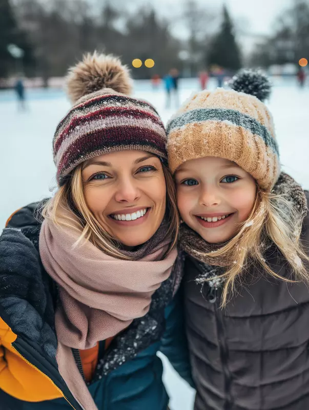 Biene und Schmetterling auf einer Bl&uuml;te &ndash; Symbol f&uuml;r Honig/Bl&uuml;tenpollen (Energie/Stoffwechsel)