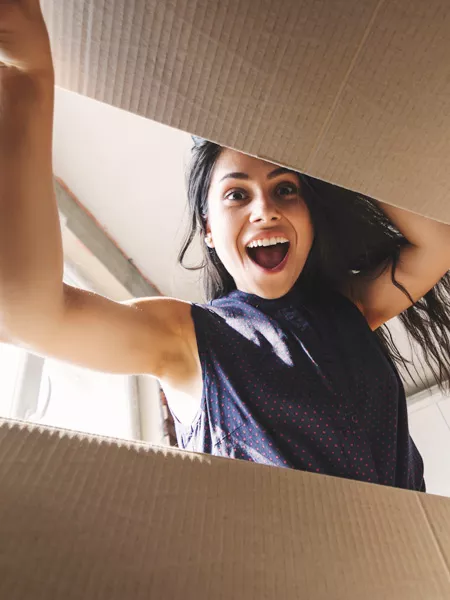 Biene und Schmetterling auf einer Bl&uuml;te &ndash; Symbol f&uuml;r Honig/Bl&uuml;tenpollen (Energie/Stoffwechsel)