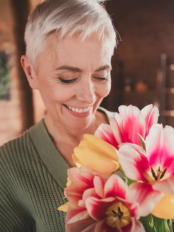 Biene und Schmetterling auf einer Bl&uuml;te &ndash; Symbol f&uuml;r Honig/Bl&uuml;tenpollen (Energie/Stoffwechsel)